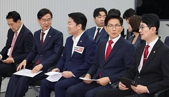 국민의힘 주진우(오른쪽부터)·김문수·안철수·조경태·장동혁 당대표 후보가 3일 서울 여의도 국민의힘 당사에서 열린 제6차 전당대회 후보자 비전대회에 참석해 대화하고 있다. [사진=연합뉴스]