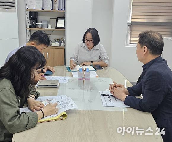 지난 1일 이다영 의원이 포항지역 노인복지주택인 '은빛빌리지'를 방문해 운영 현황을 점검하고 있다. [사진=이다영 포항시의원]