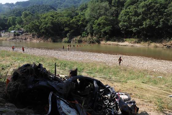 구조당국이 지난달 27일 경기 가평군의 집중호우로 실종된 이들을 찾기 위해 수색을 벌이고 있다. 사진 경기북부소방재난본부