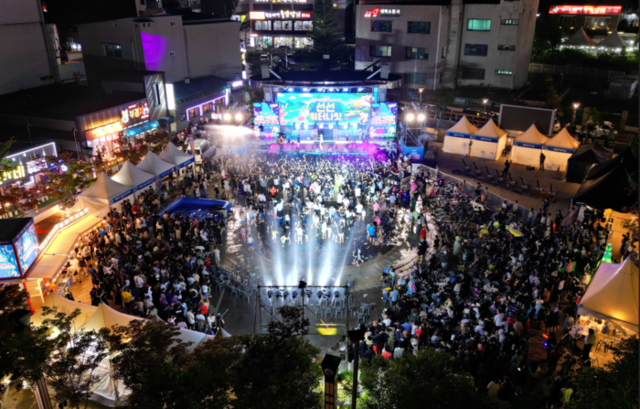 ▲ 지난 26일부터 태백 문화광장 및 황지연못 일원에서 개막된 ‘제10회 한강·낙동강 발원지 축제’와 지난 25일부터 태백산 당골광장 일원에서 시작된 ‘2025 태백 쿨 시네마 페스티벌’이 시민과 관광객들의 뜨거운 호응 속에 3일 마무리됐다. 발원지 축제 선선워터나잇 2일차 모습.