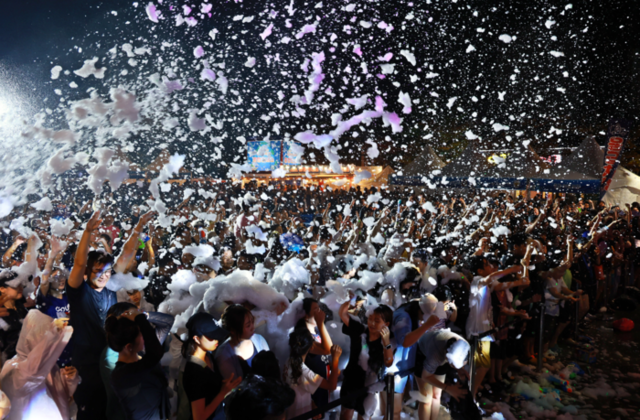 ▲ 지난 26일부터 태백 문화광장 및 황지연못 일원에서 개막된 ‘제10회 한강·낙동강 발원지 축제’와 지난 25일부터 태백산 당골광장 일원에서 시작된 ‘2025 태백 쿨 시네마 페스티벌’이 시민과 관광객들의 뜨거운 호응 속에 3일 마무리됐다. 발원지 축제 선선워터나잇 2일차 모습.