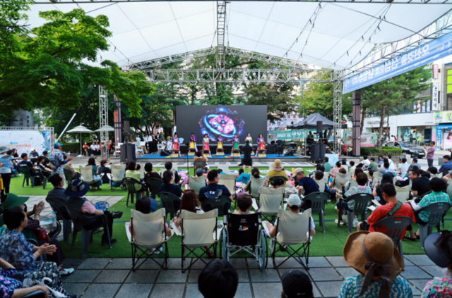 ▲ 지난 26일부터 태백 문화광장 및 황지연못 일원에서 개막된 ‘제10회 한강·낙동강 발원지 축제’와 지난 25일부터 태백산 당골광장 일원에서 시작된 ‘2025 태백 쿨 시네마 페스티벌’이 시민과 관광객들의 뜨거운 호응 속에 3일 마무리됐다. 발원지 축제 선선워터나잇 2일차 모습. 발원지 축제 태백문화광장·황지연못 스케치.