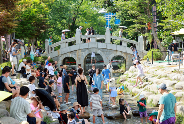 ▲ 지난 26일부터 태백 문화광장 및 황지연못 일원에서 개막된 ‘제10회 한강·낙동강 발원지 축제’와 지난 25일부터 태백산 당골광장 일원에서 시작된 ‘2025 태백 쿨 시네마 페스티벌’이 시민과 관광객들의 뜨거운 호응 속에 3일 마무리됐다. 발원지 축제 선선워터나잇 2일차 모습. 발원지 축제 태백문화광장·황지연못 스케치.