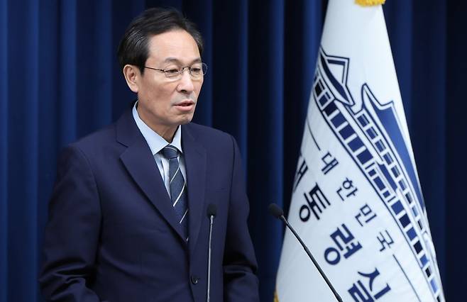 우상호 대통령실 정무수석이 지난달 28일 서울 용산 대통령실 청사에서 ‘국민 임명식’ 관련 브리핑을 하고 있다./사진=김범준 기자