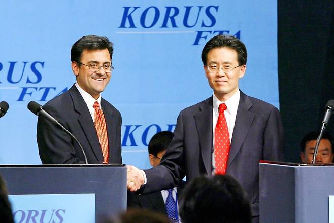 김현종 통상교섭본부장(오른쪽)과 카란 바티아 미 무역대표부(USTR) 부대표가 2007년 4월 2일 서울 한남동 하얏트호텔 리젠시룸에서 협상결과에 대해 발표 후 악수를 나누고 있다. /사진=한경DB, 연합뉴스