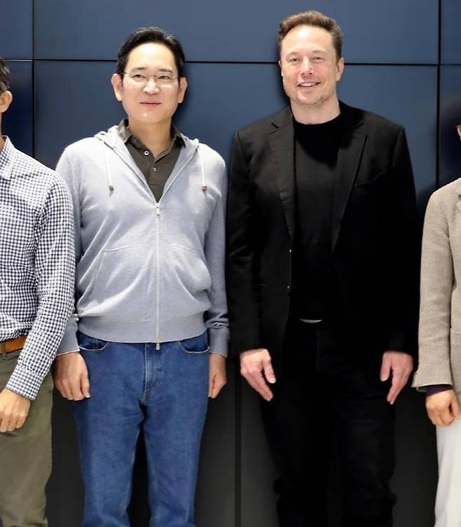 이재용 삼성전자 회장(왼쪽 세 번째)이 지난 10일 미국 실리콘밸리에 위치한 삼성전자 북미 반도체연구소에서 일론 머스크 테슬라 최고경영자(CEO, 오른쪽 네 번째)와 만나 기념 촬영하고 있다.