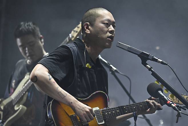 2일 인천시 연수구 송도달빛축제에서 열린 <2025 인천 펜타포트 록 페스티벌>에서 혁오&선셋롤러코스터의 오혁이 공연을 선보이고 있다. PRM 제공