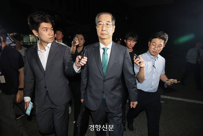 한덕수 전 국무총리가 지난달 2일 서울 서초구 서울고등검찰청에 마련된 내란특검 사무실에서 조사를 받은 후 귀가하고 있다. 권도현 기자