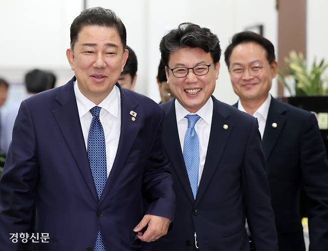 김병기 더불어민주당 원내대표(왼쪽)와 진성준 민주당 정책위의장이 지난달 31일 국회에서 열린 정책조정회의에 입장하고 있다. 박민규 선임기자