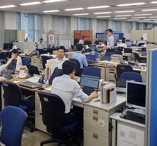 일본 오사카시 기타구 오사카 시청 건물 내 오사카시와 오사카부의 직원들이 함께 근무하는 부수도추진국의 모습.  백창훈 기자