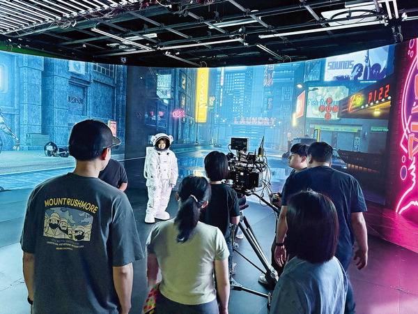 지난달 부산영상위원회가 부산영화촬영스튜디오에서 진행한 ‘AI 전문인력 양성교육 워크숍’에서 참가자들이 AI 기술을 활용한 촬영을 하고 있다.  부산영상위원회 제공