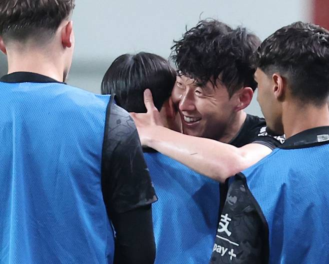 손흥민과 양민혁이 3일 오후 8시 서울월드컵경기장에서 열린 ‘2025 쿠팡플레이 시리즈’ 뉴캐슬 유나이티드와 경기에서 서 포옹하고 있다. 연합뉴스