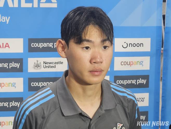 박승수가 3일 오후 8시 서울월드컵경기장에서 열린 ‘2025 쿠팡플레이 시리즈’ 토트넘과 경기가 끝난 뒤 믹스트존 인터뷰에 임하고 있다. 송한석 기자