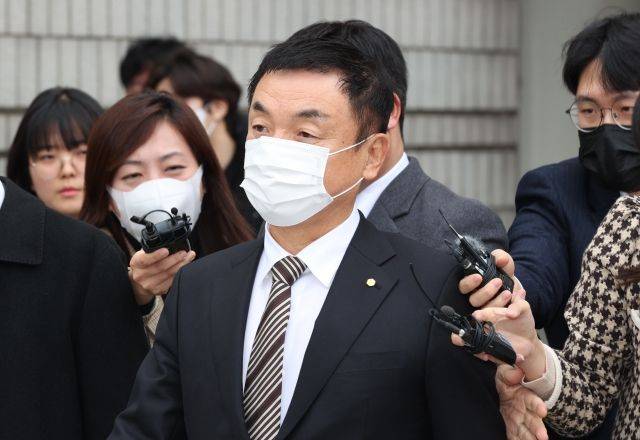 권오수 전 도이치모터스 회장이 2023년 2월 10일 오전 서울 서초구 서울중앙지방법원에서 열린 '도이치모터스 주가조작' 혐의 관련 1심 선고에서 징역2년, 집행유예3년을 선고받고 밖으로 나서고 있다. 뉴시스