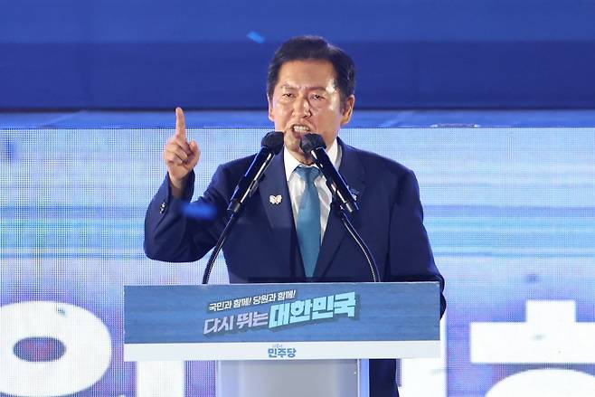 정청래 더불어민주당 신임 당대표가 2일 고양 킨텍스에서 열린 전국당원대회에서 당대표직 수락연설을 하고 있다. 연합뉴스