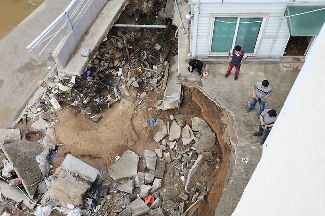 지난달 18일 오전 광주 북구 신안동 한 공장의 바닥이 전날 쏟아진 역대급 폭우의 영향으로 무너져있는 모습. 연합뉴스