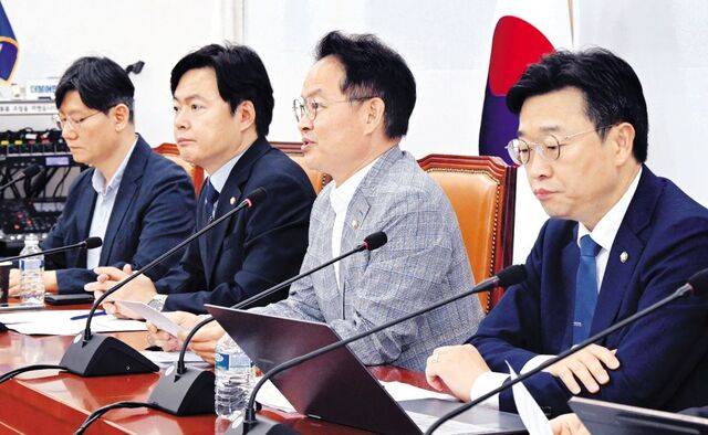 허영(오른쪽 두 번째) 더불어민주당 원내정책수석부대표가 3일 국회에서 열린 노조법 2·3조 개정 기자간담회에서 ‘노란봉투법’ 처리와 관련한 당 입장을 설명하고 있다. 최현규 기자