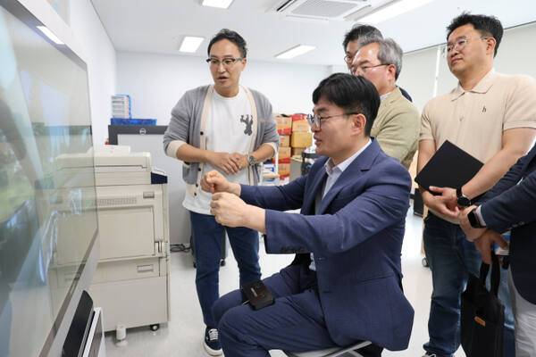 김현곤 원장이 지난 5월 북서부권 경기창업혁신공간(고양)에서 입주기업 현장을 둘러보고 제품을 시연하고 있다. 경기도경제과학진흥원 제공