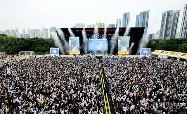 2025 인천펜타포트 락 페스티벌의 마지막 날인 3일 메인무대 앞에서 관객들이 환호하고 있다. 조병석기자