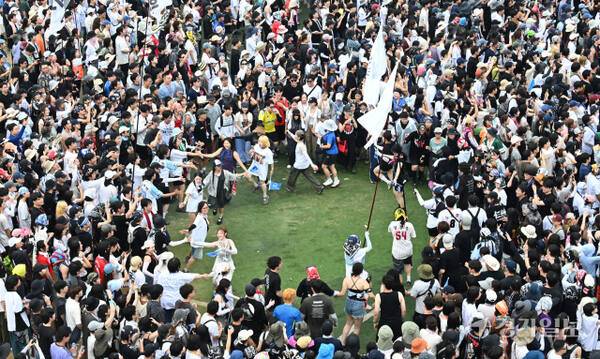 3일 인천 송도달빛축제공원에서 열린 '2025 인천펜타포트 락 페스티벌'에서 관람객들이 즐거운 시간을 보내고 있다.