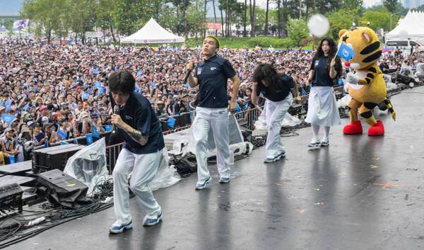 3일 인천 송도달빛축제공원에서 열린 '2025 인천펜타포트 락 페스티벌'에서 balming tiger가 열띤 공연을 펼치고 있다.