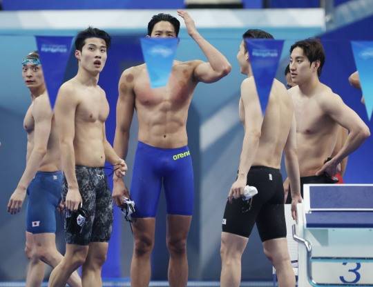 항저우 아시안게임에서 은메달을 딸 때의 한국 남자 혼계영 400m 대표팀. 사진[연합뉴스]