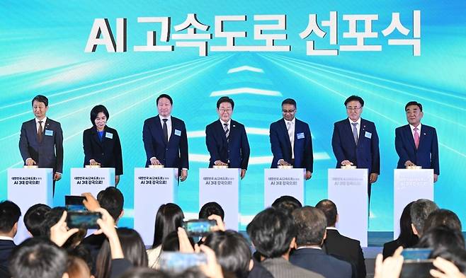 이재명 대통령이 20일 울산전시컨벤션센터에서 열린 ‘대한민국 AI 고속도로, 울산 AI데이터센터 출범식’에서 참석자들과 함께 기념 세리머니에 참여하고 있다. 왼쪽부터 안덕근 산업통상자원부 장관, 최민희 국회 과학기술정보방송통신위원장, 최태원 SK그룹 회장, 이 대통령, 아마존웹서비스(AWS) 프라사드 칼야나라만 인프라 총괄 대표, 유상임 과학기술정보통신부 장관, 김두겸 울산광역시장. 2025.6.20. 김호영기자