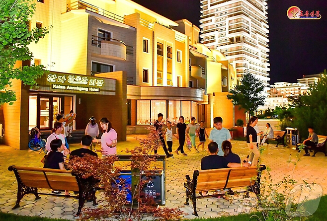북한 노동당 기관지 노동신문은 지난달 10일 “황홀경의 명사십리, 행복의 인파십리”라며 원산갈마해안관광지구를 홍보했다. [사진 출처 = 평양 노동신문, 뉴스1]