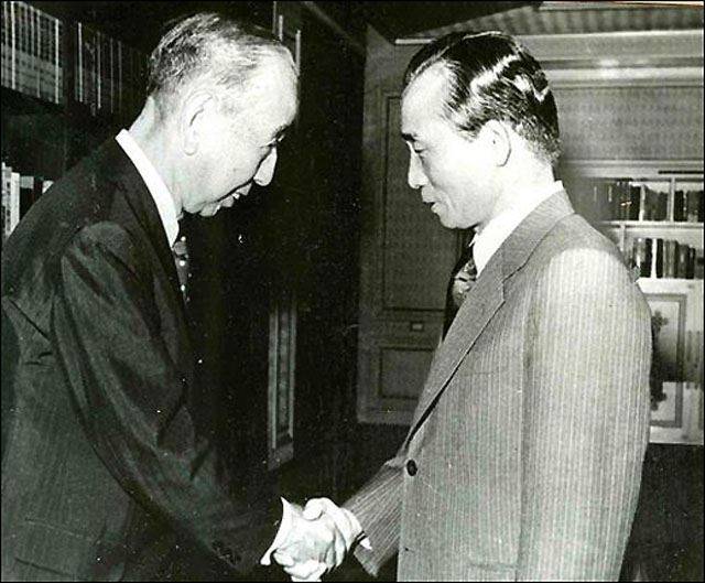 1977년 9월 박정희 당시 대통령이 청와대에서 기시 노부스케 전 일본 총리를 맞이하고 있다. 한국 정부는 1970년 기시 전 총리에게 수교훈장 광화장을 수여했다. 기시 전 총리는 아베 신조 전 총리의 외조부다. [출처 국가기록원]
