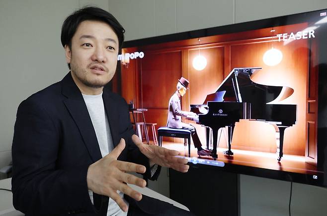 AI영화 '아이엠 포포'를 연출한 김일동 감독이 티저 영상 앞에서 설명하고 있다. 이승환기자