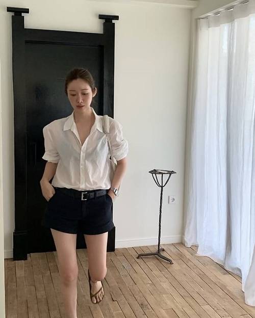 170cm 정석비율로 유명한 배우 차정원이 시스루 셔츠와 쇼츠룩으로 ‘담백 시크’의 정석을 보여줬다. 사진=차정원 SNS