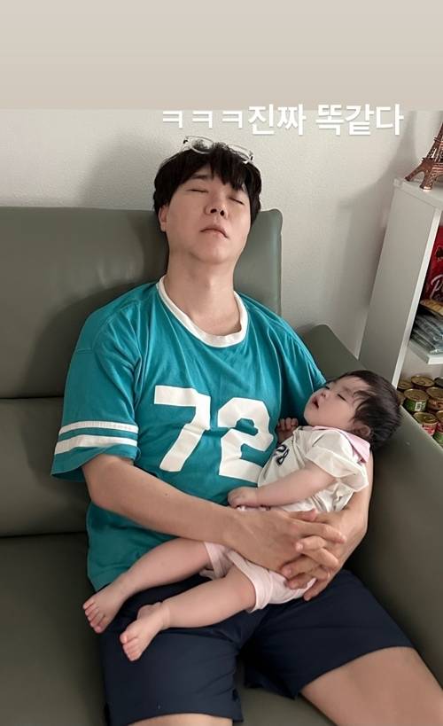 ‘10개월 차 아빠’ 박수홍이 딸 재이를 품에 안은 채 현실 육아의 피로를 그대로 담아낸 ‘쪽잠’ 사진으로 뭉클한 웃음을 안겼다. 사진=김다예 SNS