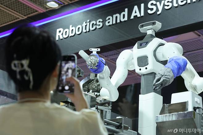 (서울=뉴스1) 신웅수 기자 = 16일 서울 강남구 코엑스에서 열린 제3회 농식품테크 스타트업 창업박람회에서 관람객이 농축산업에 활용되는 로봇을 살펴보고 있다.  농식품 분야 첨단기술을 홍보하고 유망 창업기업의 판로 확보와 투자 유치를 지원하기 위해 마련된 이번 행사는 오는 18일까지 열린다. 2025.7.16/뉴스1  Copyright (C) 뉴스1. All rights reserved. 무단 전재 및 재배포,  AI학습 이용 금지. /사진=(서울=뉴스1) 신웅수 기자