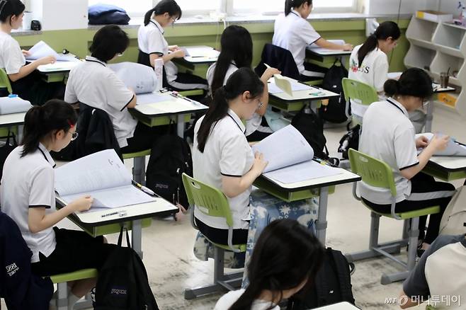 (대구=뉴스1) 공정식 기자 = 2025학년도 7월 고3 전국연합학력평가가 치러진 10일 오전 대구 수성구 대구여자고등학교에서 고3 학생들이 1교시 국어 영역 시험을 시작하고 있다. 2025.7.10/뉴스1  Copyright (C) 뉴스1. All rights reserved. 무단 전재 및 재배포,  AI학습 이용 금지. /사진=(대구=뉴스1) 공정식 기자