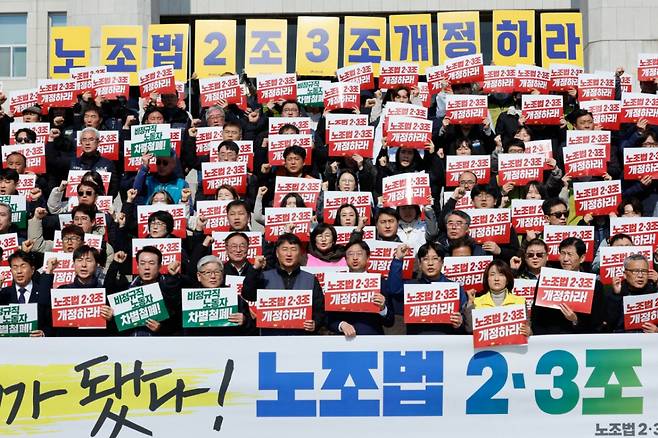 서울 여의도 국회 본청 계단에서 열린 '노조법 2·3조 개정안 발의 야5당·노동·시민사회 기자회견'에서 참석자들이 노조법 2·3조 개정안(노란봉투법) 통과를 촉구하며 구호를 외치고 있다. /사진=뉴스1.