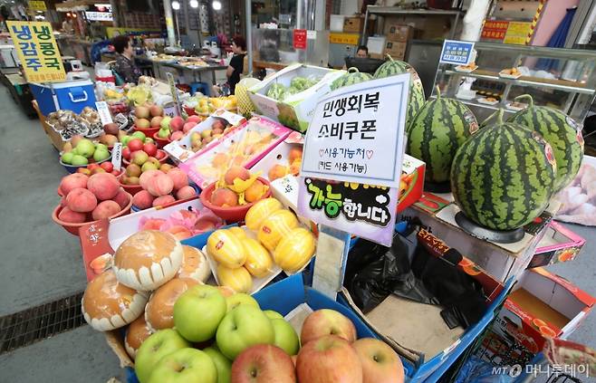 (대구=뉴스1) 공정식 기자 = 31일 대구 남구의 한 전통시장이 계속되는 찜통더위로 인해 발길이 끊어져 한산한 모습을 보이고 있다. 2025.7.31/뉴스1  Copyright (C) 뉴스1. All rights reserved. 무단 전재 및 재배포,  AI학습 이용 금지. /사진=(대구=뉴스1) 공정식 기자