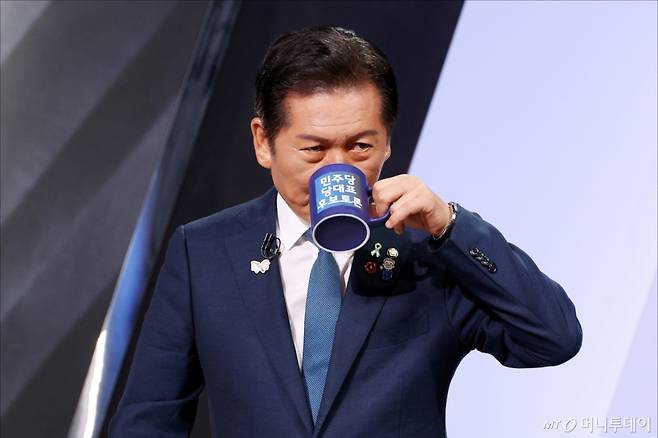 (서울=뉴스1) 국회사진기자단 = 정청래 더불어민주당 당대표 후보가 27일 오후 서울 여의도 KBS 신관 공개홀에서 TV토론회 시작 전 물을 마시고 있다. 2025.7.27/뉴스1  Copyright (C) 뉴스1. All rights reserved. 무단 전재 및 재배포,  AI학습 이용 금지. /사진=(서울=뉴스1) 국회사진기자단