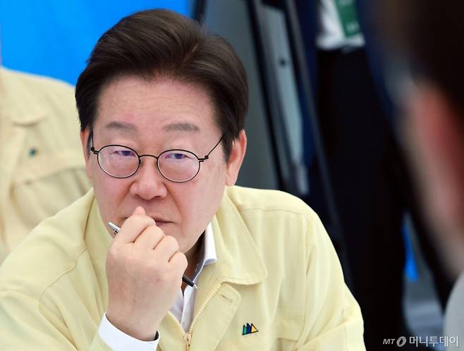 이재명 대통령이 지난달 21일 기록적인 폭우가 쏟아진 경남 산청군 산청읍 행정복지센터 앞에 마련된 호우 피해 통합지원본부에서 관계자들로부터 피해 상황 설명을 듣고 있다. / 사진=뉴시스