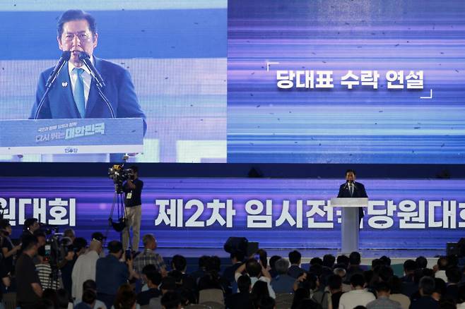정청래 더불어민주당 신임 대표가 2일 경기 고양 킨텍스에서 열린 더불어민주당 제2차 임시전국당원대회에서 대표 수락연설을 하고 있다. /사진=공동취재
