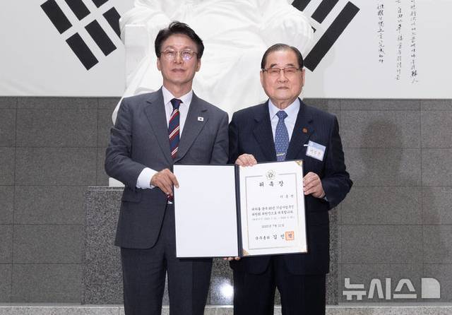 김민석(왼쪽) 국무총리가 지난달 21일 오후 서울 용산구 백범김구기념관에서 열린 광복 80년 기념사업추진위원회 출범식에서 이종찬 광복회장 겸 공동위원장에게 위촉장을 수여한 뒤 기념촬영 하고 있다. 뉴시스 제공