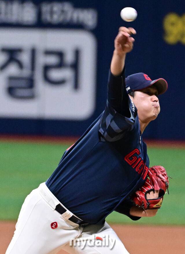 2025년 8월 2일 오후 서울 고척스카이돔에서 열린 '2025 신한 SOL뱅크 KBO 리그' 롯데 자이언츠와 키움 히어로즈의 경기.롯데 선발투수 나균안이 역투하고 있다./고척 = 유진형 기자