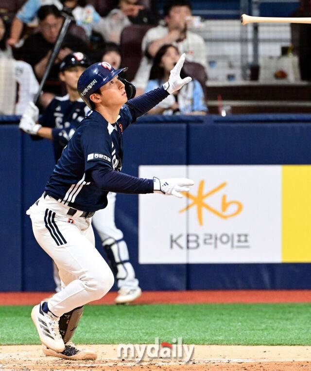 1일 오후 서울 고척스카이돔에서 진행된 '2025 프로야구 KBO리그' 두산-키움의 경기. 두산 임종성이 4회초 2루타를 때리고 있다./마이데일리