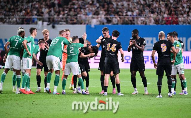 2025년 8월 3일 오후 서울월드컵경기장에서 쿠팡플레이 시리즈 '토트넘 홋스퍼 FC와 뉴캐슬 유나이티드 FC'의 경기가 열렸다.토트넘 손흥민이 후반 교체되며 양 팀 선수들의 축하를 받고 있다./유진형 기자