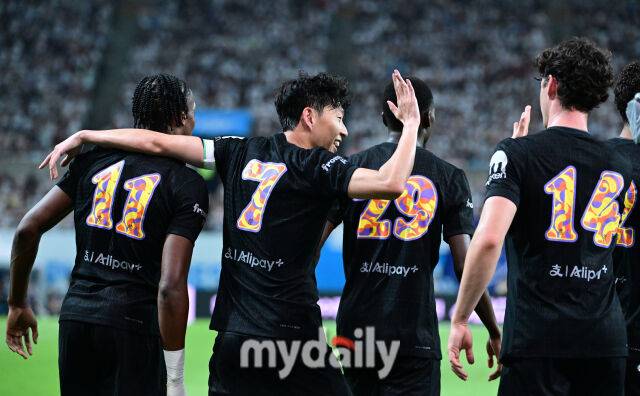 2025년 8월 3일 오후 서울월드컵경기장에서 쿠팡플레이 시리즈 '토트넘 홋스퍼 FC와 뉴캐슬 유나이티드 FC'의 경기가 열렸다.토트넘 손흥민이 첫 골을 넣은 존슨과 동료들을 축하하고 있다./유진형 기자