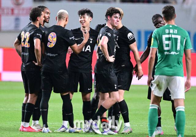 2025년 8월 3일 오후 서울월드컵경기장에서 쿠팡플레이 시리즈 '토트넘 홋스퍼 FC와 뉴캐슬 유나이티드 FC'의 경기가 열렸다. 토트넘 손흥민이 후반 교체된 뒤 동료들과 인사하고 있다./서울월드컵경기장=유진형 기자