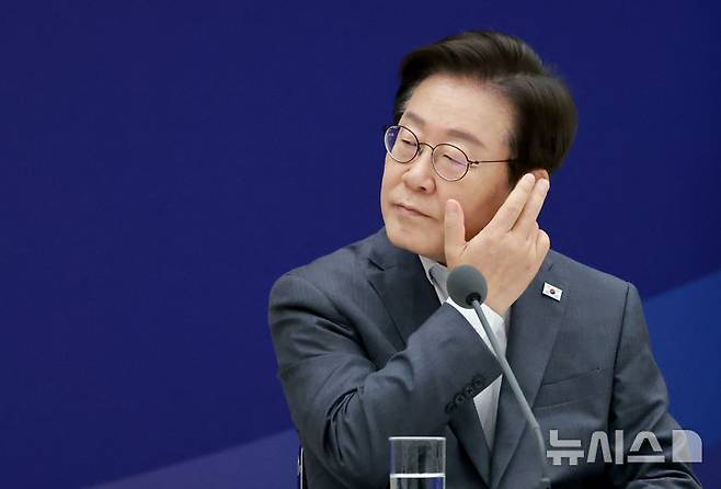 [서울=뉴시스] 고범준 기자 = 이재명 대통령이 1일 서울 용산 대통령실 청사에서 열린 전국 시도지사 간담회에서 유정복 인천광역시장의 발언을 듣고 있다. (대통령실통신사진기자단) 2025.08.01. bjko@newsis.com