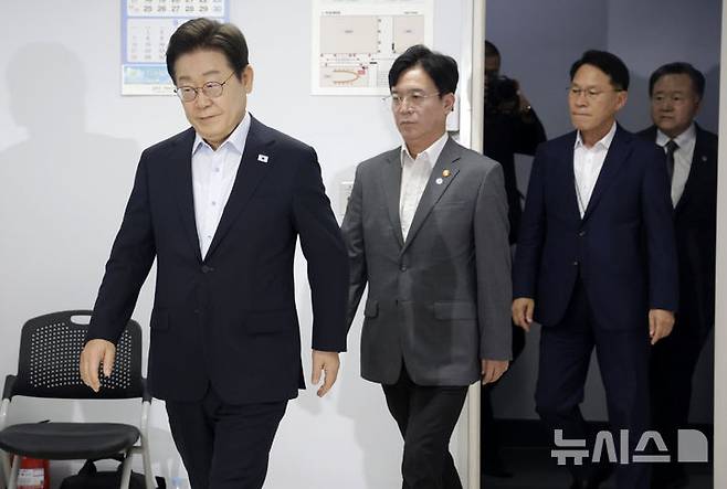 [시흥=뉴시스] 최동준 기자 = 이재명 대통령이 25일 경기 시흥시 SPC삼립 시화공장에서 열린 산업재해 근절 현장 노사간담회에 입장하고 있다. 2025.07.25. photocdj@newsis.com
