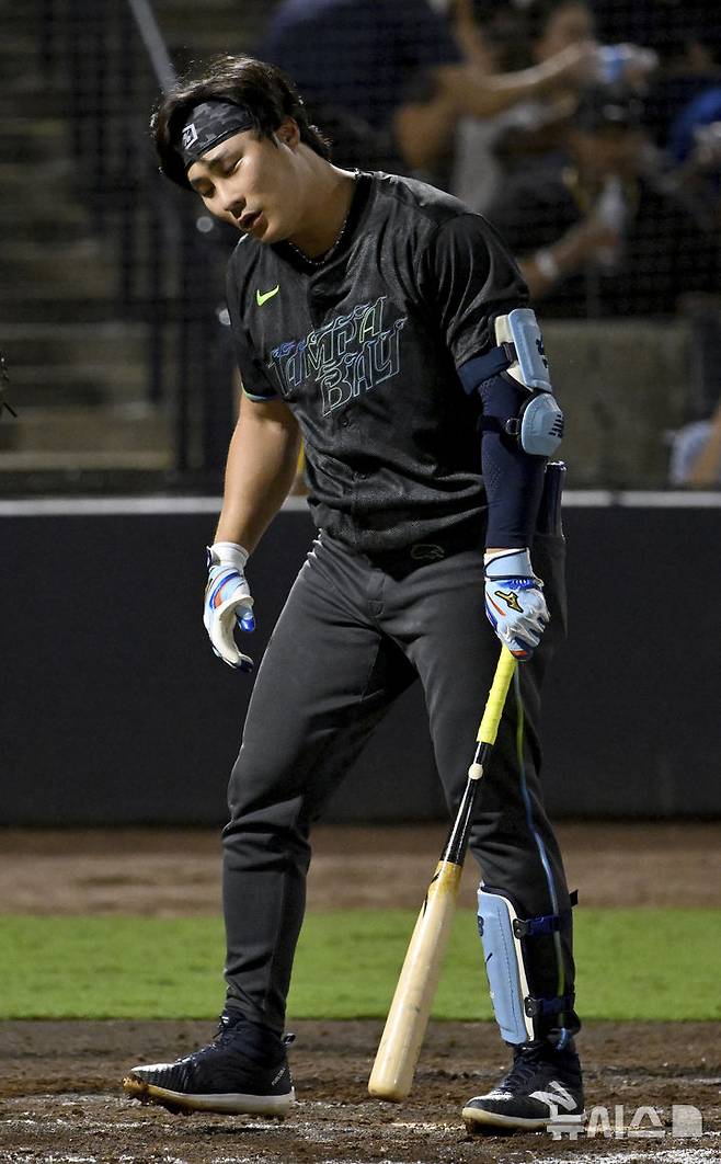 [탬파=AP/뉴시스] 탬파베이 레이스 김하성이 1일(현지 시간) 미 플로리다주 탬파의 조지 M. 스타인브레너 필드에서 열린 2025 메이저리그 LA 다저스와의 경기 8회 말 삼진당한 후 아쉬워하고 있다. 김하성은 4타수 1안타 1삼진을 기록했고, 탬파베이는 0-5로 완패했다. 2025.08.02