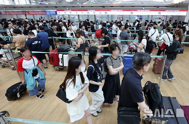 [인천공항=뉴시스] 조성우 기자 = 여름 휴가철인 3일 인천국제공항 제1여객터미널 출국장이 이용객들로 북적이고 있다. 2025.08.03. xconfind@newsis.com