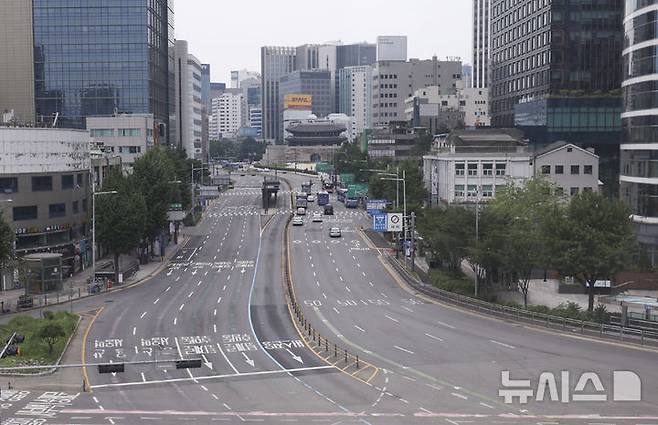 [서울=뉴시스] 김근수 기자 = 본격적인 여름 휴가철을 맞이한 3일 오전 서울시 중구 남대문 인근 시내 도로가 한산한 모습을 보이고 있다. 2025.08.03. ks@newsis.com